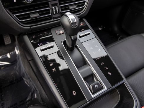 Certified 2026 Porsche Macan AWD/4WD image 45