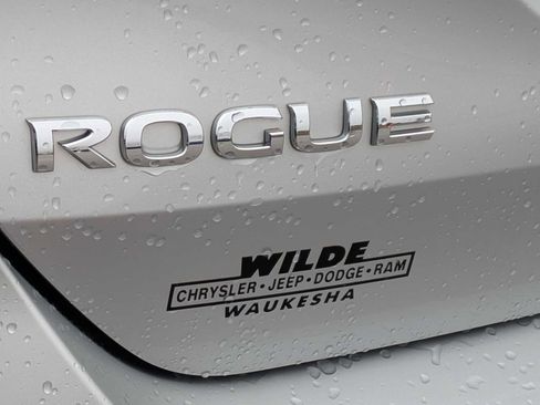 Used 2020 Nissan Rogue SV image 12