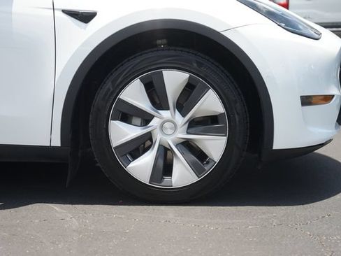 Used 2022 Tesla Model Y Long Range AWD/4WD image 4