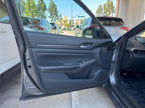 Used 2025 Nissan Altima 2.5 SV FWD image 18