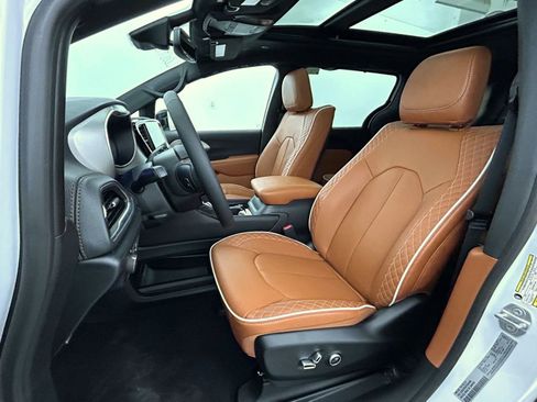 New 2026 Chrysler Pacifica Pinnacle image 10