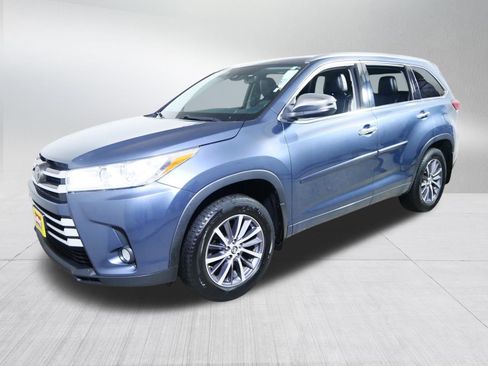Used 2017 Toyota Highlander XLE AWD/4WD image 3