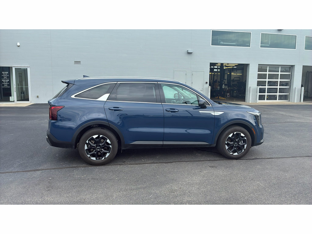 Used 2025 Kia Sorento S FWD image 8