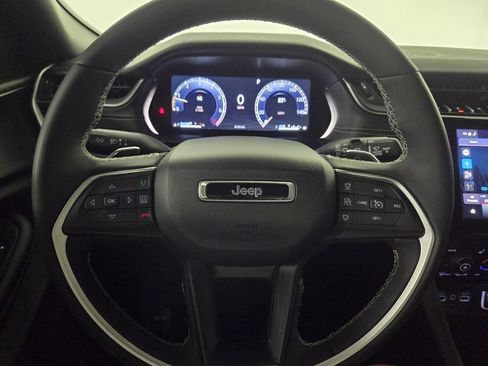 Used 2025 Jeep Grand Cherokee Altitude RWD image 16