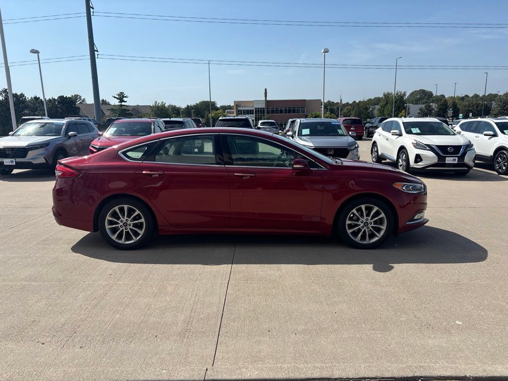 Used 2017 Ford Fusion SE w/ Fusion SE Technology Package FWD image 4