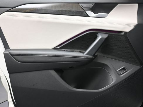 Used 2025 Volkswagen Tiguan SE w/ Panoramic Sunroof Package image 23