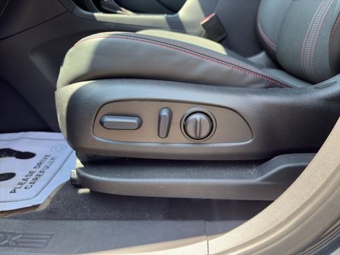 Used 2023 Chevrolet Equinox RS FWD image 12