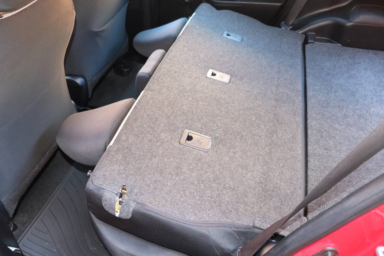 Used 2014 Toyota Yaris L FWD image 40