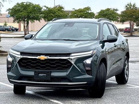 Used 2025 Chevrolet Trax LT FWD image 3