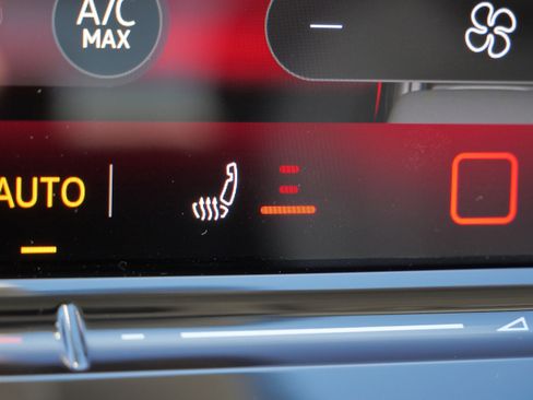 Certified 2025 Volkswagen Tiguan SE image 31