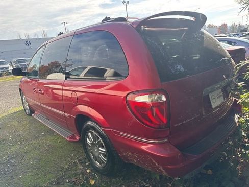 Used 2005 Chrysler Town & Country Limited image 2