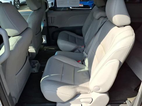 Used 2015 Toyota Sienna XLE w/ XLE Navigation Package image 9