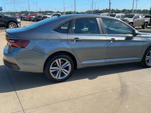 Used 2024 Volkswagen Jetta SE w/ Panoramic Sunroof Package image 8