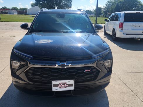 Used 2024 Chevrolet TrailBlazer RS w/ Convenience Package AWD/4WD image 2