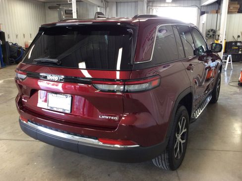 Used 2024 Jeep Grand Cherokee Limited image 7