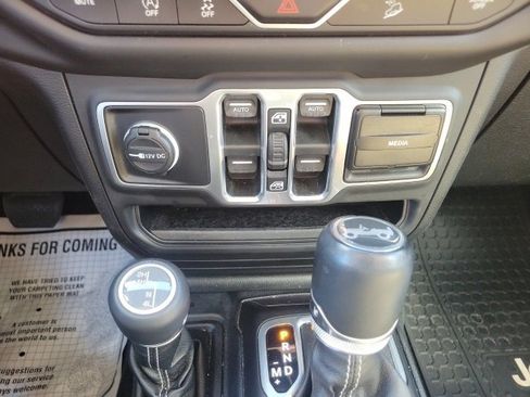 Used 2018 Jeep Wrangler Unlimited Sahara image 34