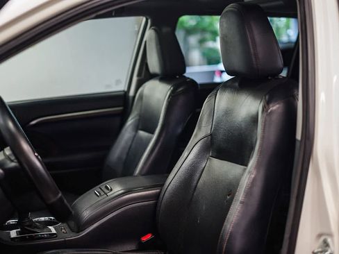 Used 2014 Toyota Highlander Limited w/ Driver Technology Package image 19