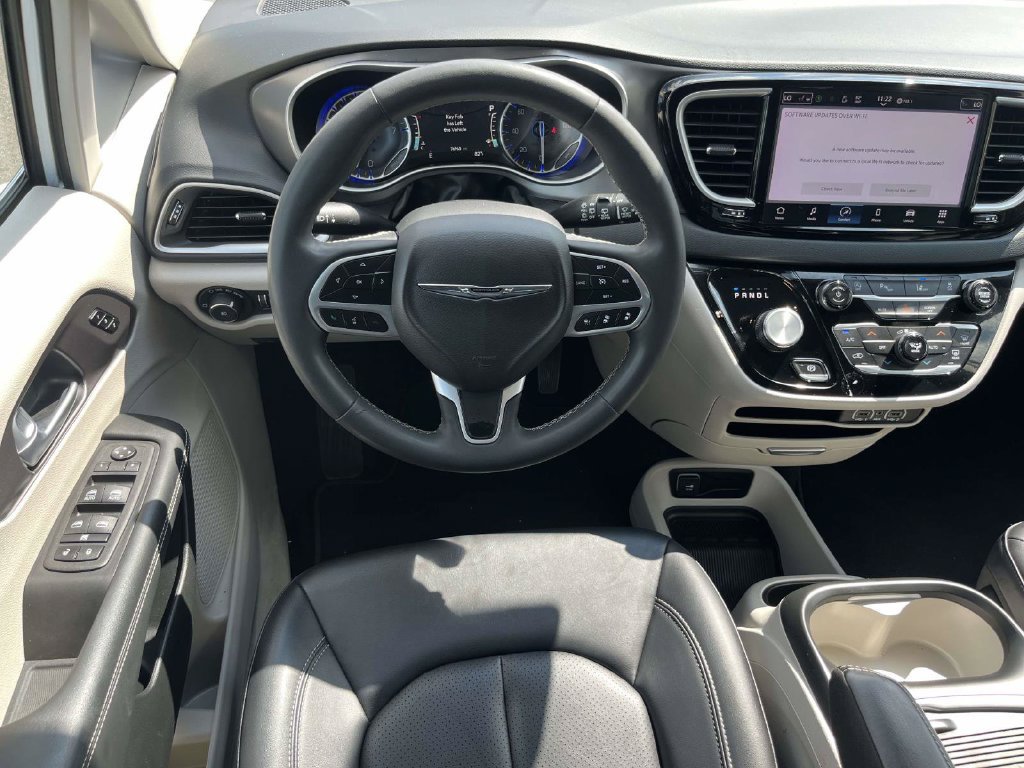 Used 2024 Chrysler Pacifica Touring-L FWD image 13
