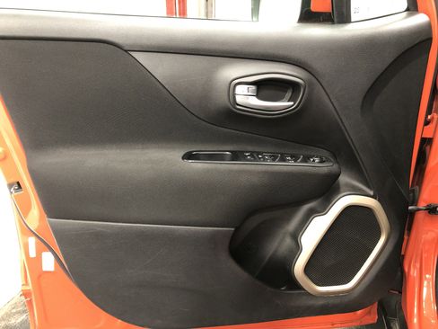 Used 2017 Jeep Renegade Latitude w/ Popular Equipment Group image 16