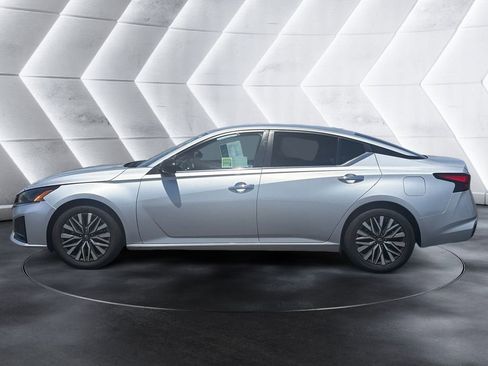 Used 2024 Nissan Altima 2.5 SV FWD image 2