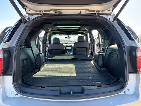 Used 2017 Ford Explorer XLT w/ Equipment Group 202A AWD/4WD image 7