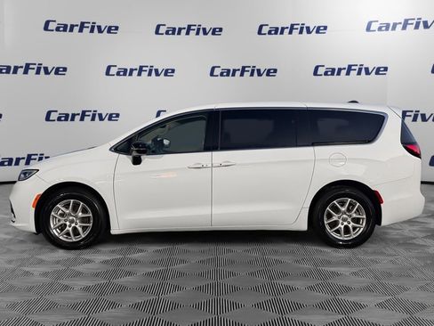 Used 2024 Chrysler Pacifica Touring-L image 2