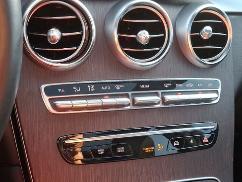 Used 2022 Mercedes-Benz GLC 300 4MATIC SUV image 16