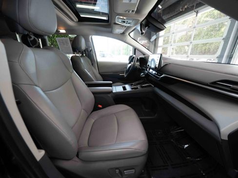 Used 2021 Toyota Sienna XLE FWD image 27