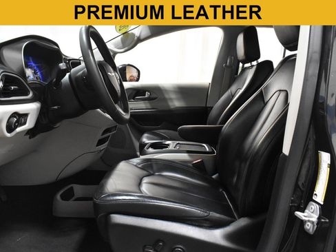 Used 2022 Chrysler Pacifica Touring-L FWD image 4