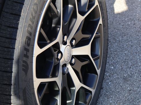 Used 2024 Jeep Grand Cherokee Summit image 40