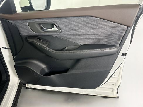 Used 2023 Nissan Rogue SV image 31