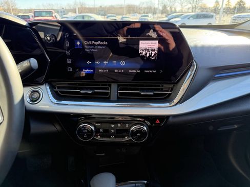 Used 2025 Chevrolet Trax LT w/ LT Convenience Package image 8