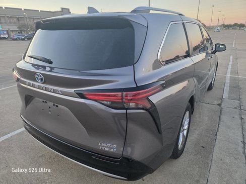 Used 2021 Toyota Sienna Limited image 6