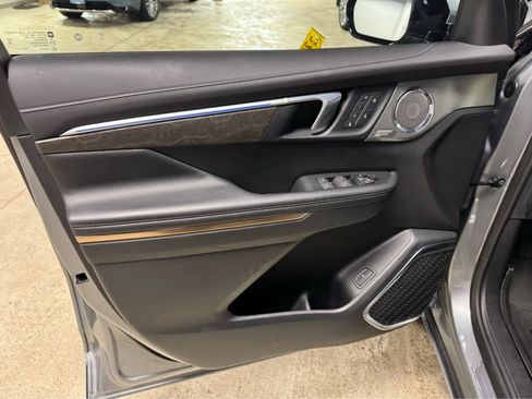 Certified 2025 Buick Enclave Avenir image 17