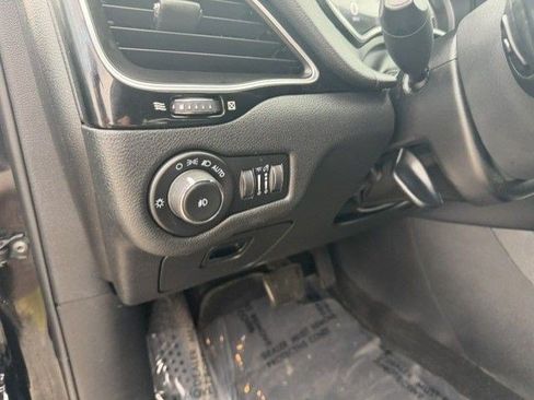 Used 2021 Jeep Cherokee Latitude Plus AWD/4WD image 13