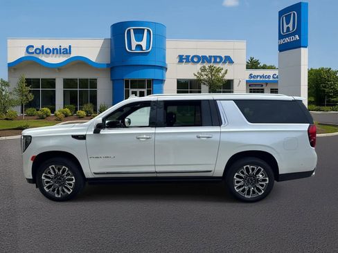 Used 2023 GMC Yukon XL Denali Ultimate AWD/4WD image 3
