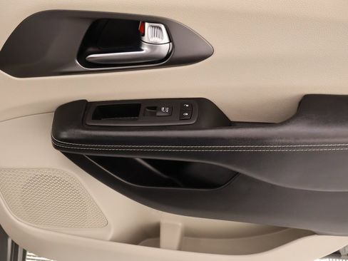 Used 2022 Chrysler Pacifica Touring-L w/ Uconnect Theater Family Group image 19