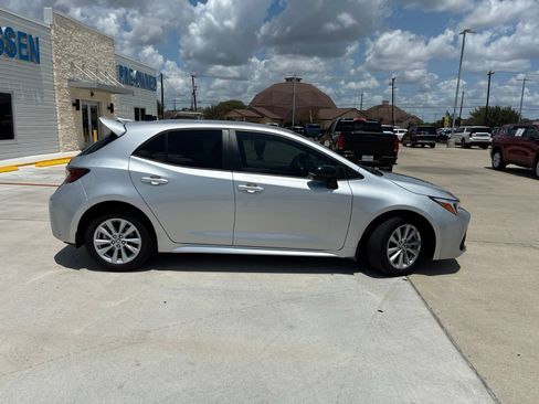 Used 2026 Toyota Corolla SE FWD image 2