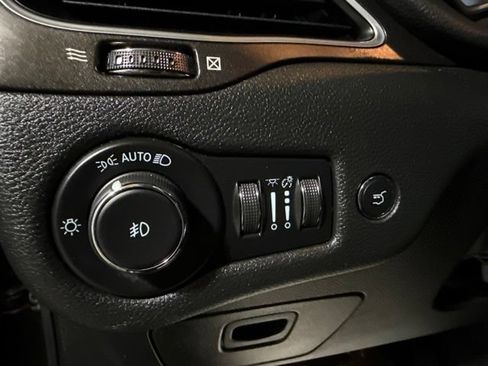 Used 2022 Jeep Cherokee Trailhawk w/ Sun & Sound Group AWD/4WD image 8
