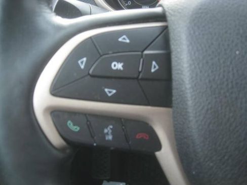 Used 2015 Jeep Cherokee Latitude w/ Cold Weather Group AWD/4WD image 33