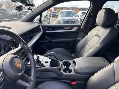 Used 2024 Porsche Cayenne w/ Premium Package image 19