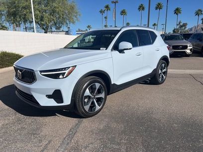 New 2025 Volvo XC40 B5 Core w/ Climate Package