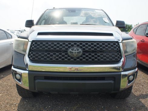 Used 2018 Toyota Tundra SR5 w/ SR5 Upgrade Package AWD/4WD image 2