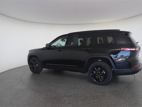 Used 2023 Jeep Grand Cherokee L Limited w/ Black Appearance Package image 10