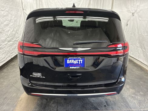 Used 2024 Chrysler Pacifica Touring-L FWD image 9