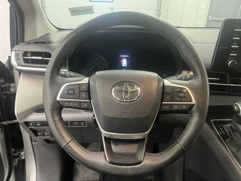 Used 2024 Toyota Sienna XLE FWD image 11