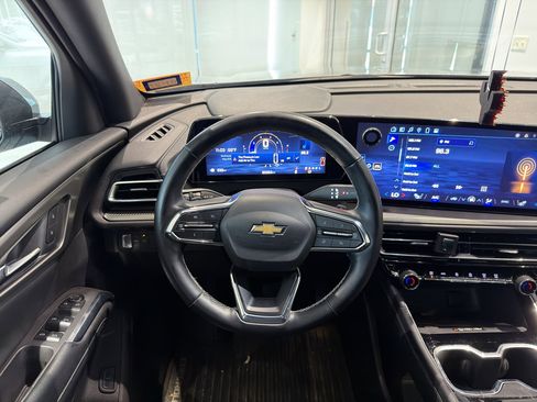 Used 2025 Chevrolet Traverse LT FWD image 13