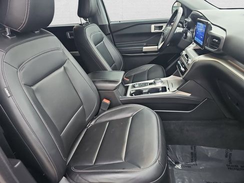 Used 2022 Ford Explorer XLT w/ Equipment Group 202A image 10