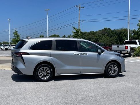 Used 2025 Toyota Sienna LE FWD image 8