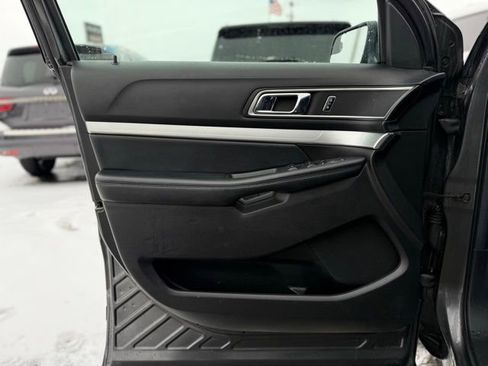 Used 2017 Ford Explorer XLT image 11